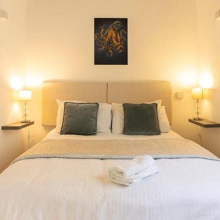 **Sunny And Bright, Thatchers Rock One Bed Beach Front Apartment*** Torquay Exterior photo