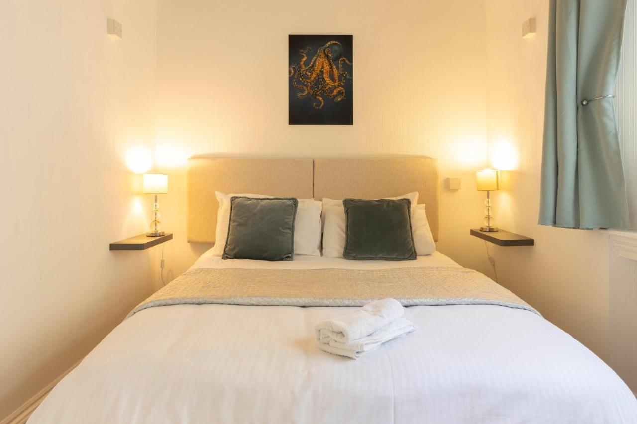 **Sunny And Bright, Thatchers Rock One Bed Beach Front Apartment*** Torquay Exterior photo