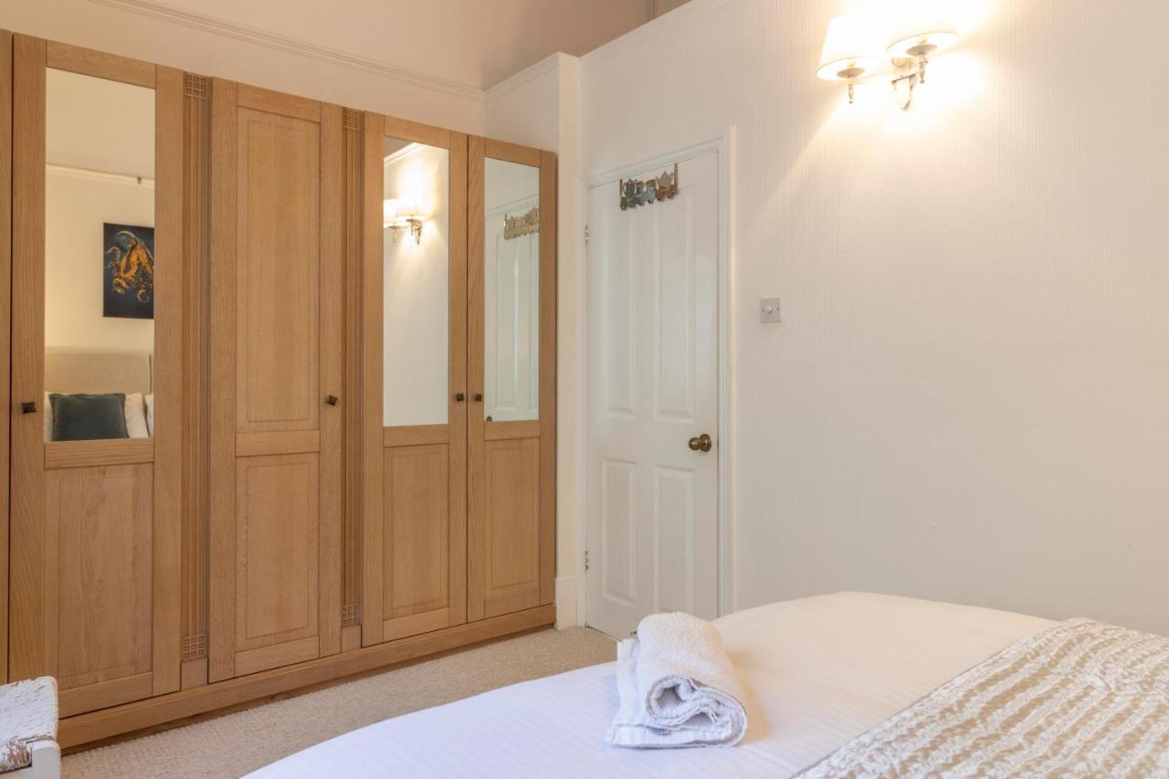 **Sunny And Bright, Thatchers Rock One Bed Beach Front Apartment*** Torquay Exterior photo