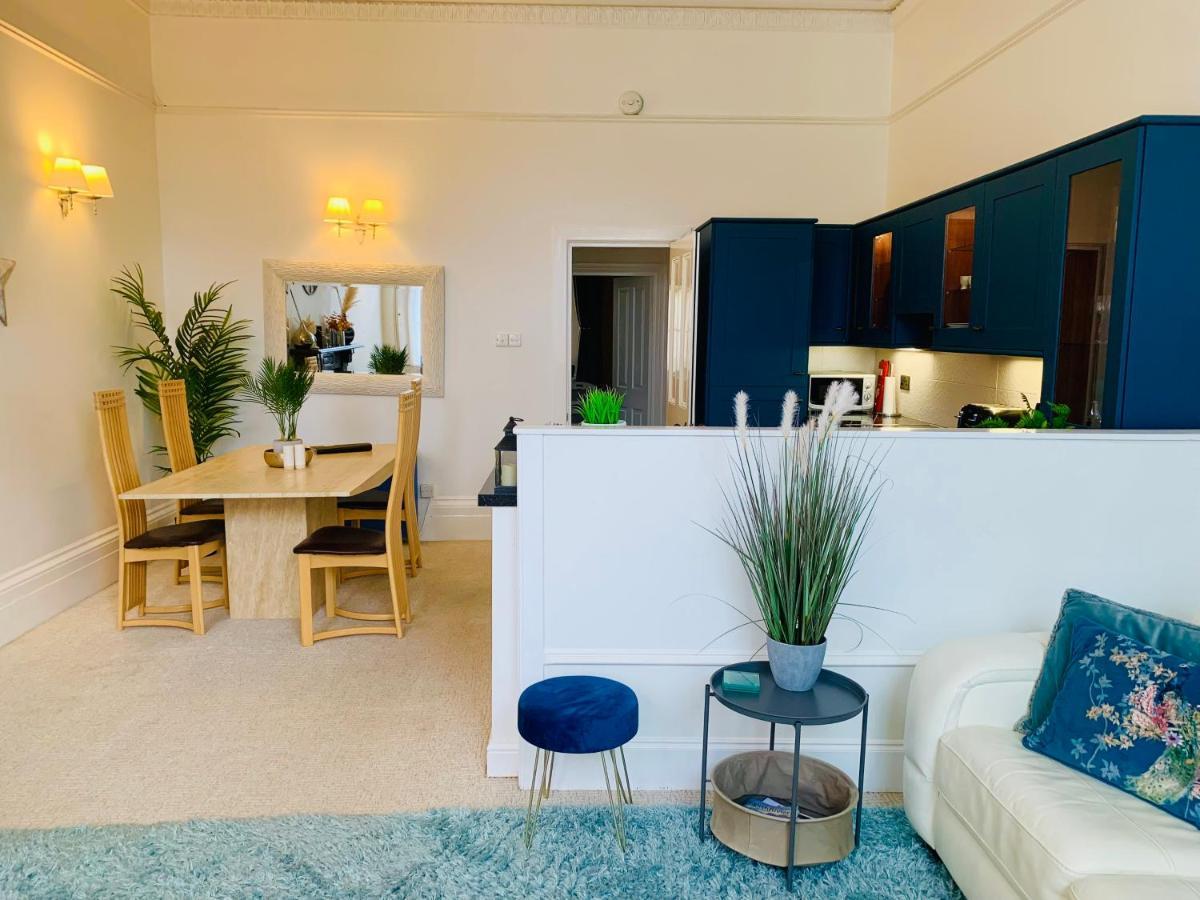 **Sunny And Bright, Thatchers Rock One Bed Beach Front Apartment*** Torquay Exterior photo