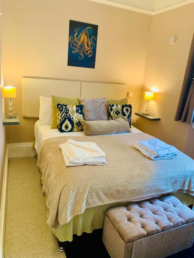 **Sunny And Bright, Thatchers Rock One Bed Beach Front Apartment*** Torquay Exterior photo