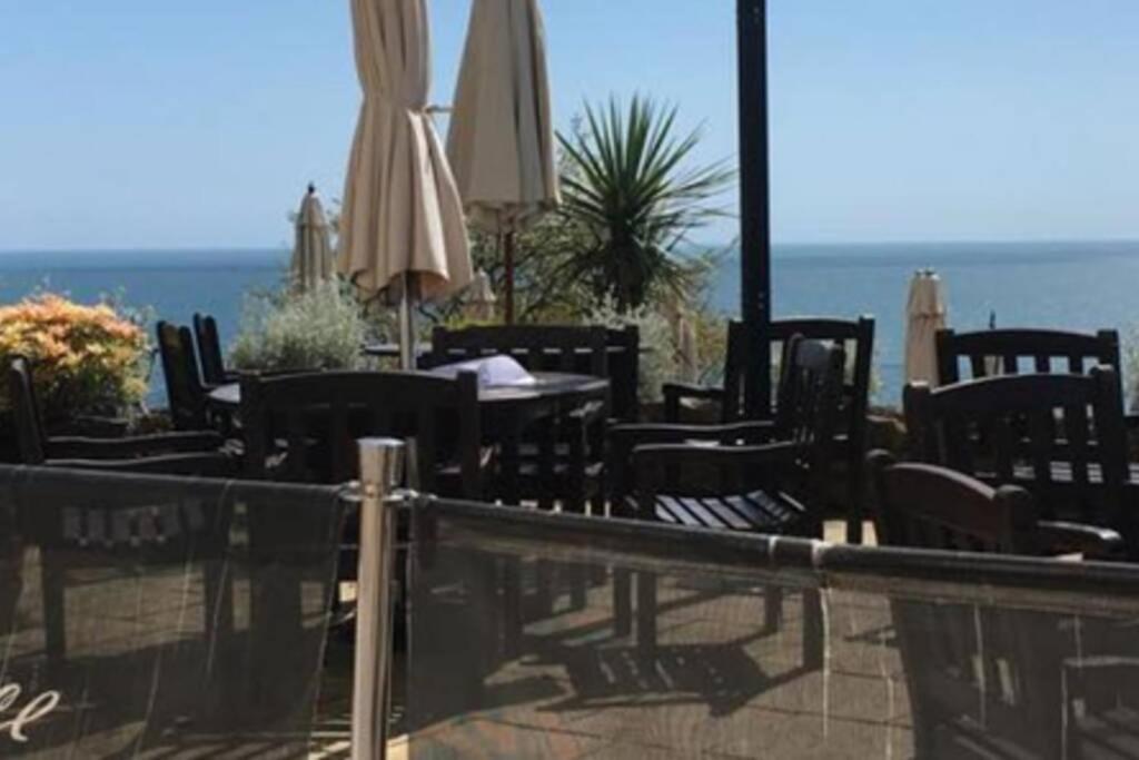 **Sunny And Bright, Thatchers Rock One Bed Beach Front Apartment*** Torquay Exterior photo