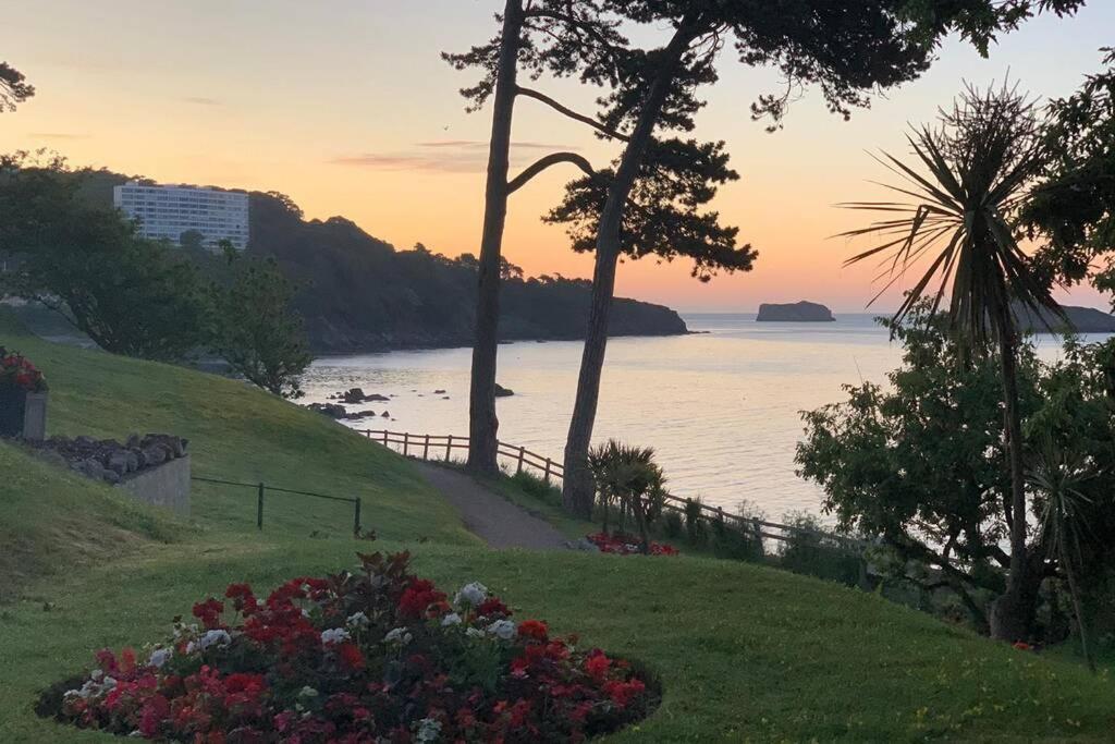 **Sunny And Bright, Thatchers Rock One Bed Beach Front Apartment*** Torquay Exterior photo