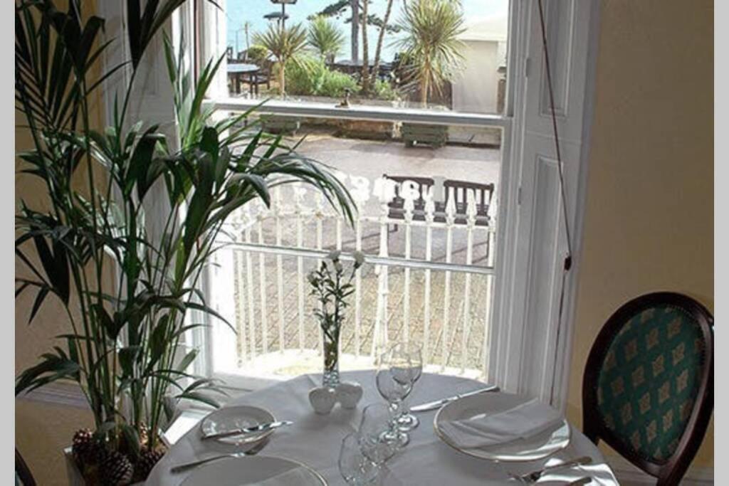 **Sunny And Bright, Thatchers Rock One Bed Beach Front Apartment*** Torquay Exterior photo